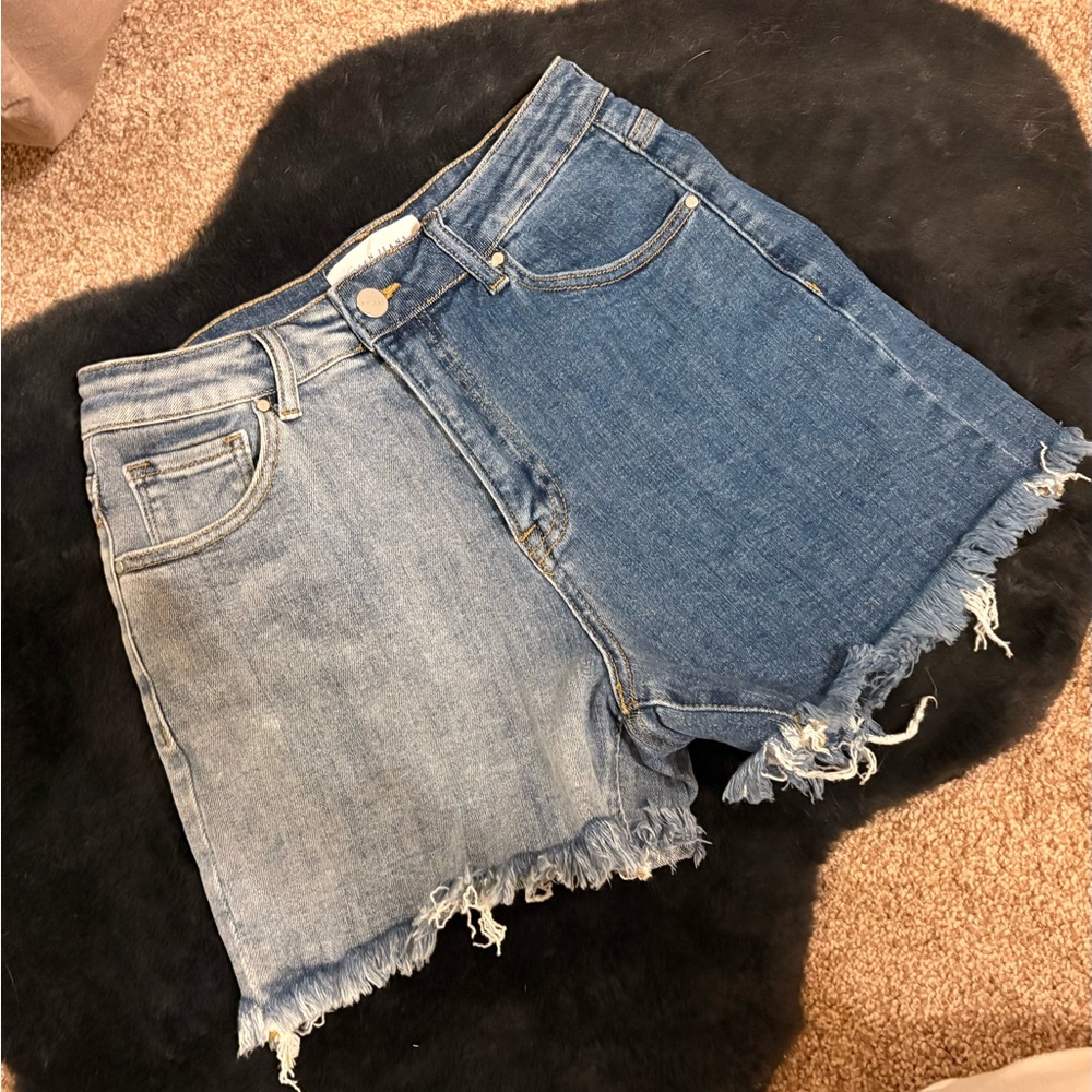 Dual-Tone Frayed Hem Denim Shorts